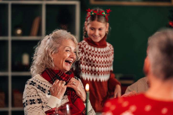 Idős hölgy karácsonyi sálban