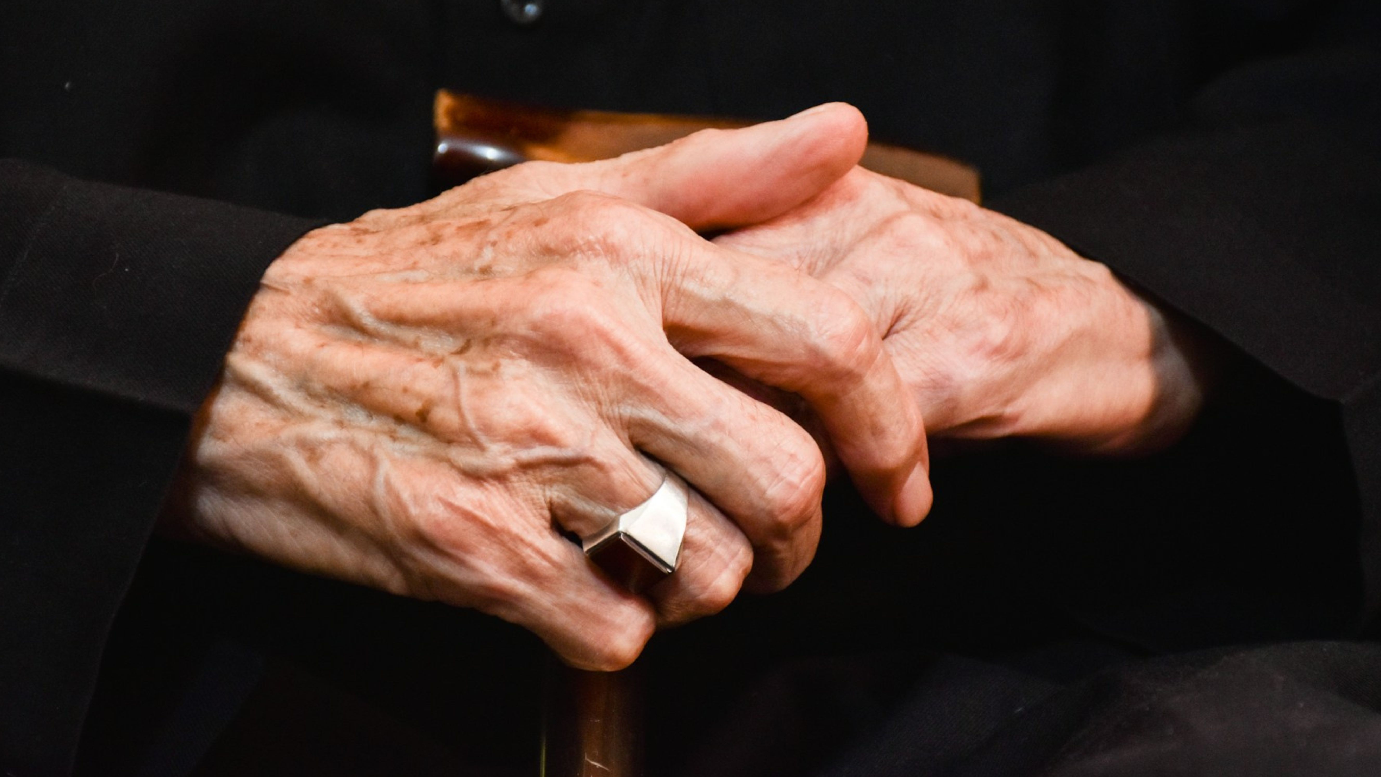 idős kezek, fotó: Unsplash