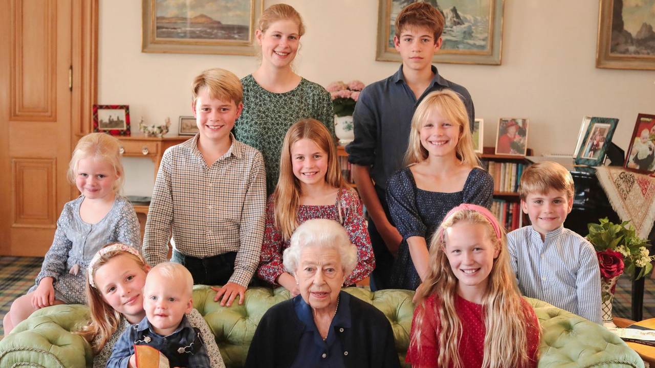II. Erzsébet a dédunokáival