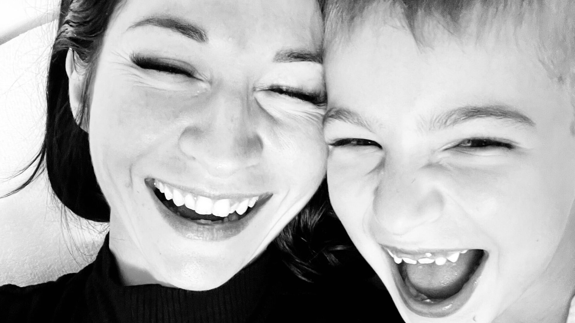 Anya és fiú nevetnek