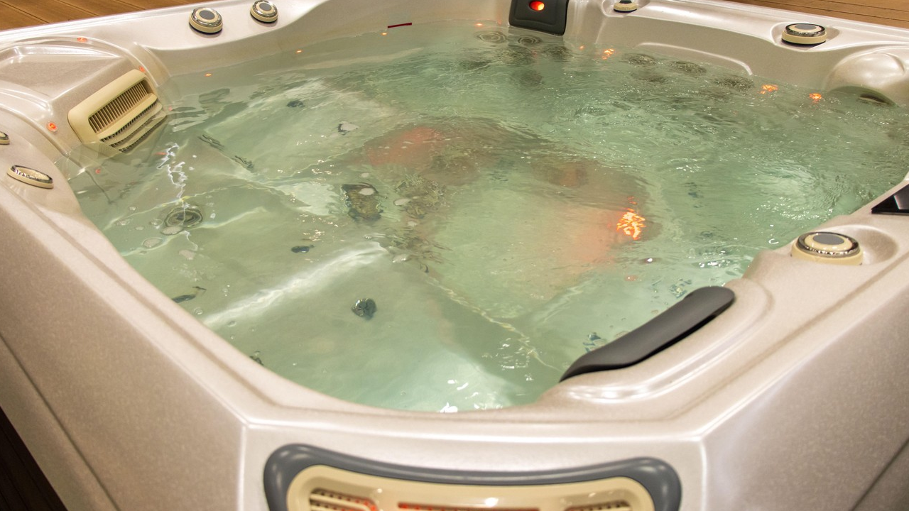 Tragédia: Letartóztatták az apát, aki gyermekével a karjában aludt el a jakuzziban