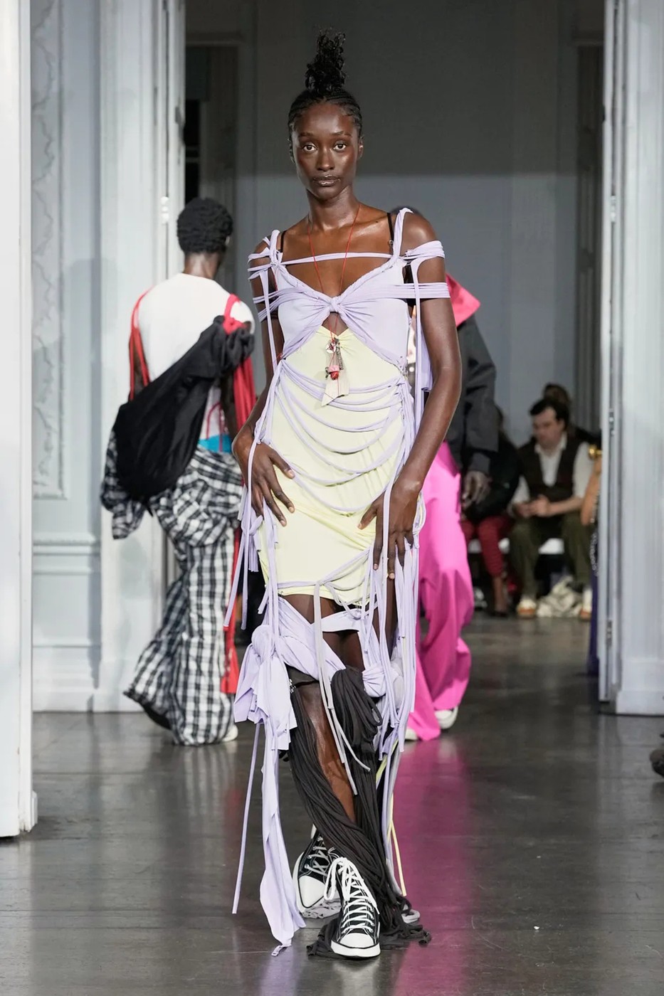 Jawara Alleyne divatbemutató egyik modellje a kifutón