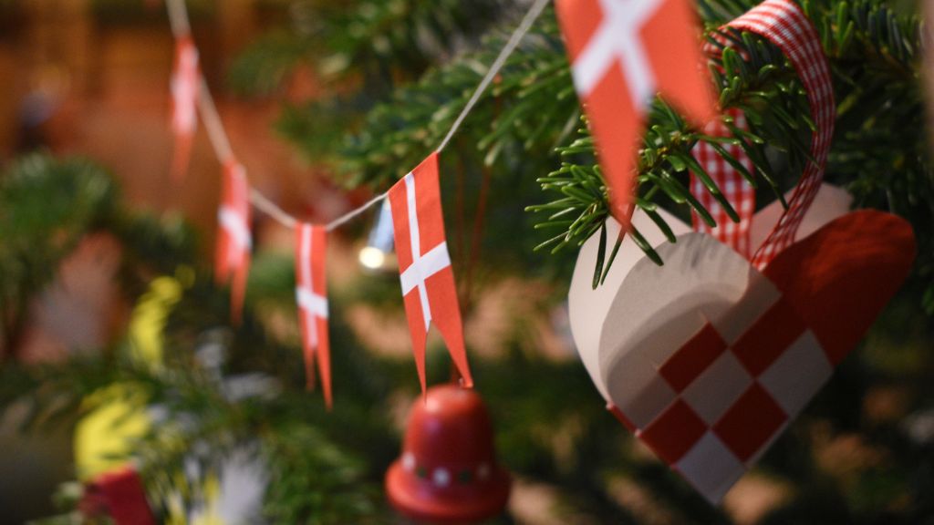 Karácsonyfa dán zászlókkal díszítve