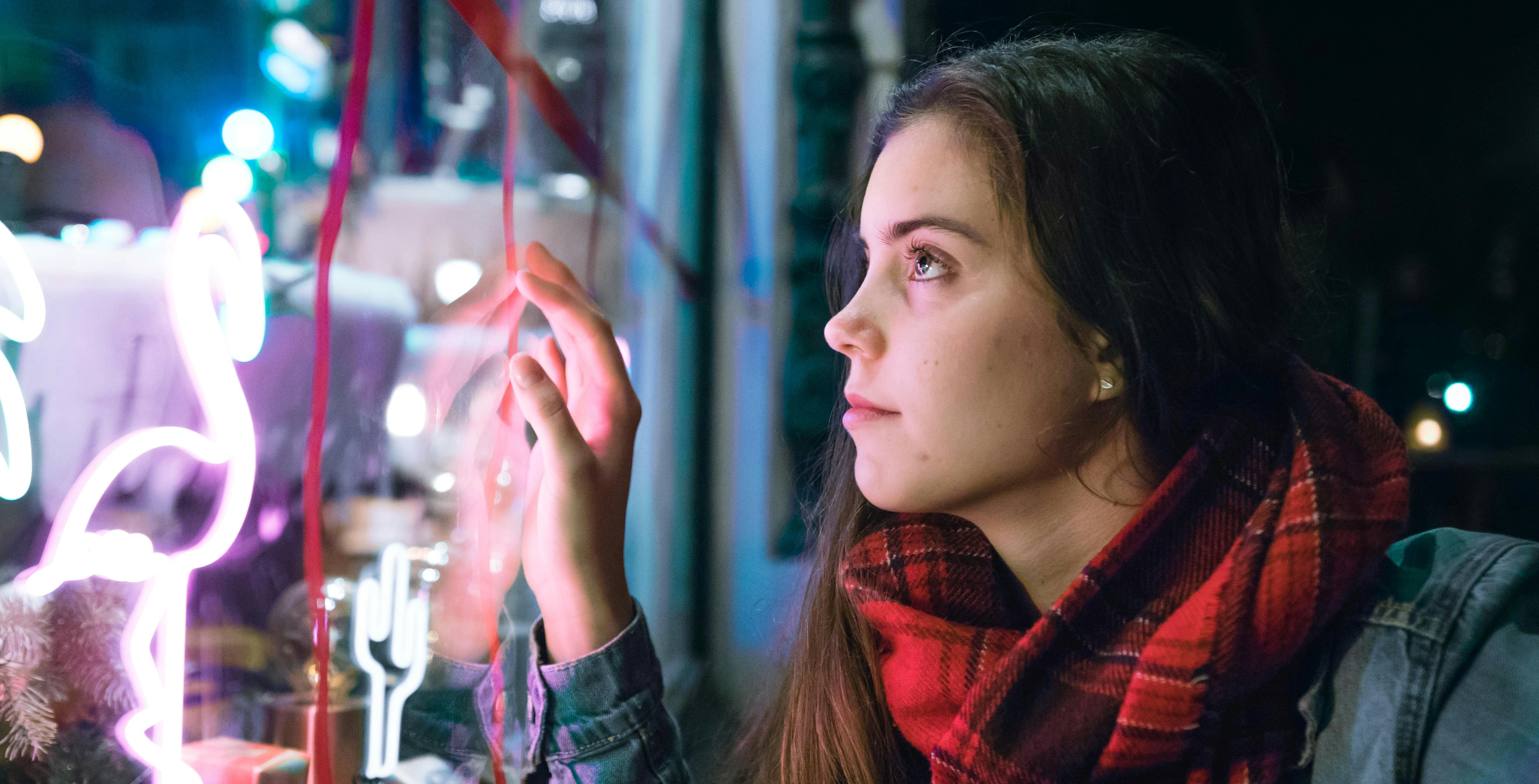 egy kirakatot néz egy lány