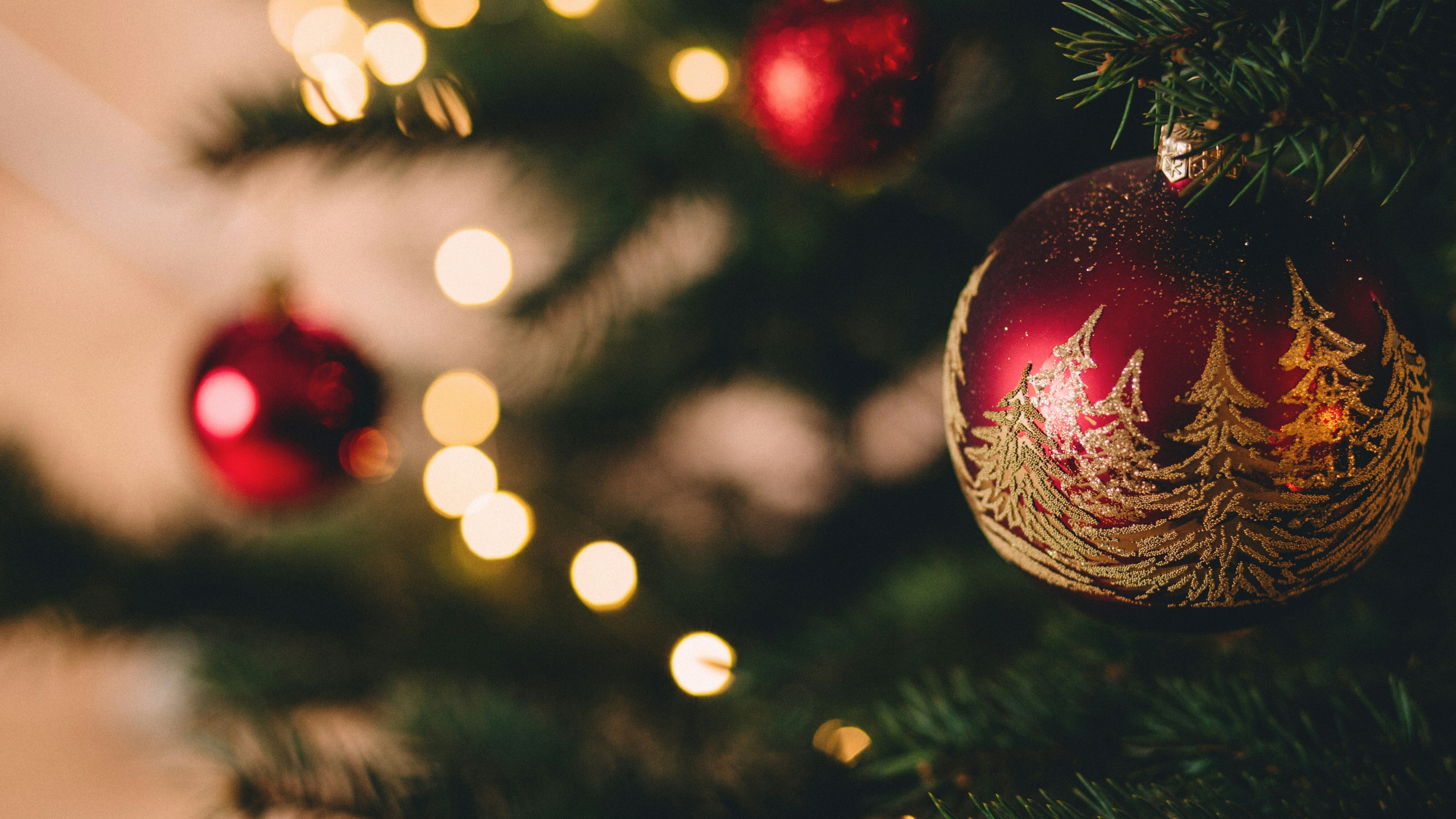 Karácsonyfadísz a fán