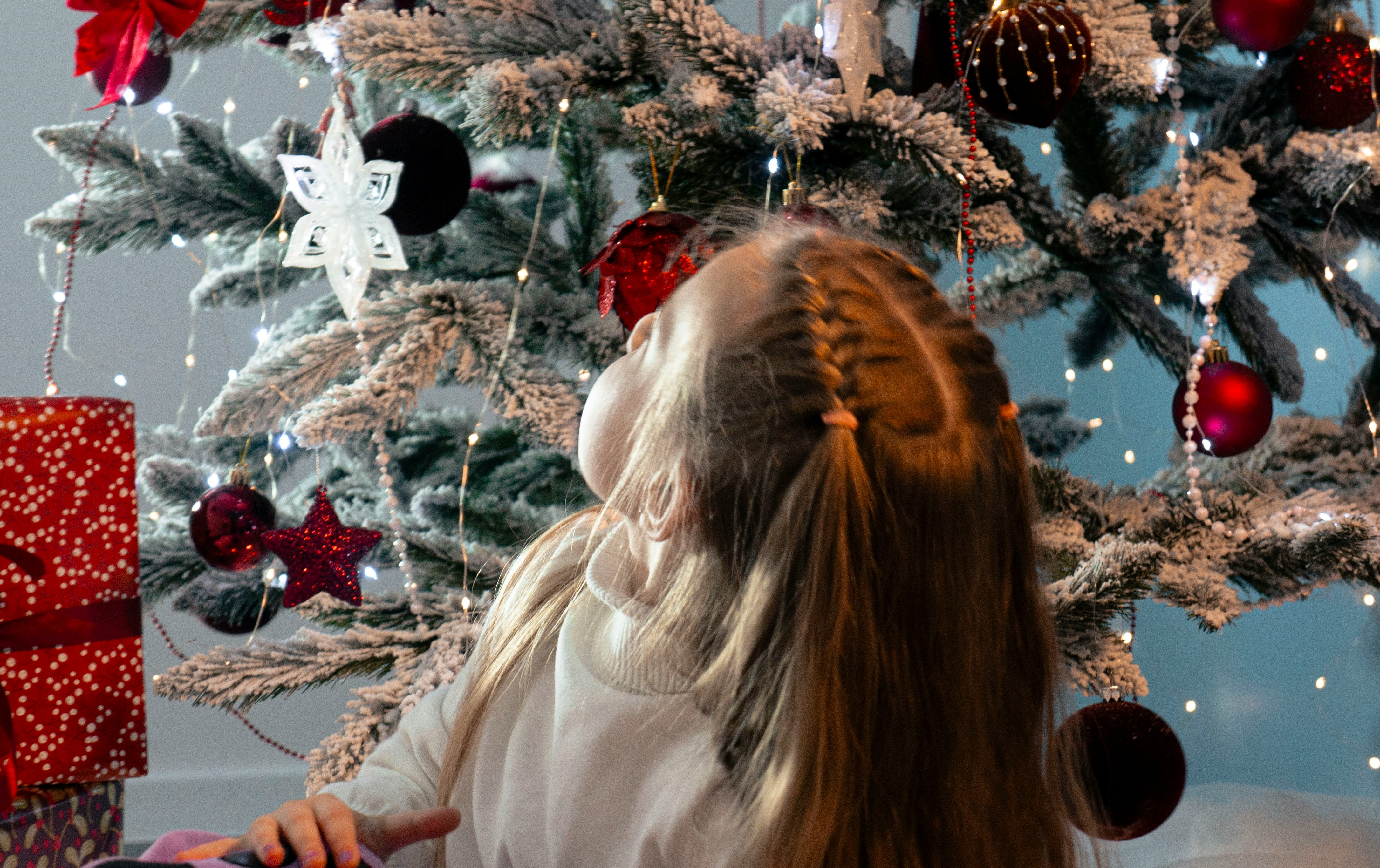 Kislány a karácsonyfa előtt