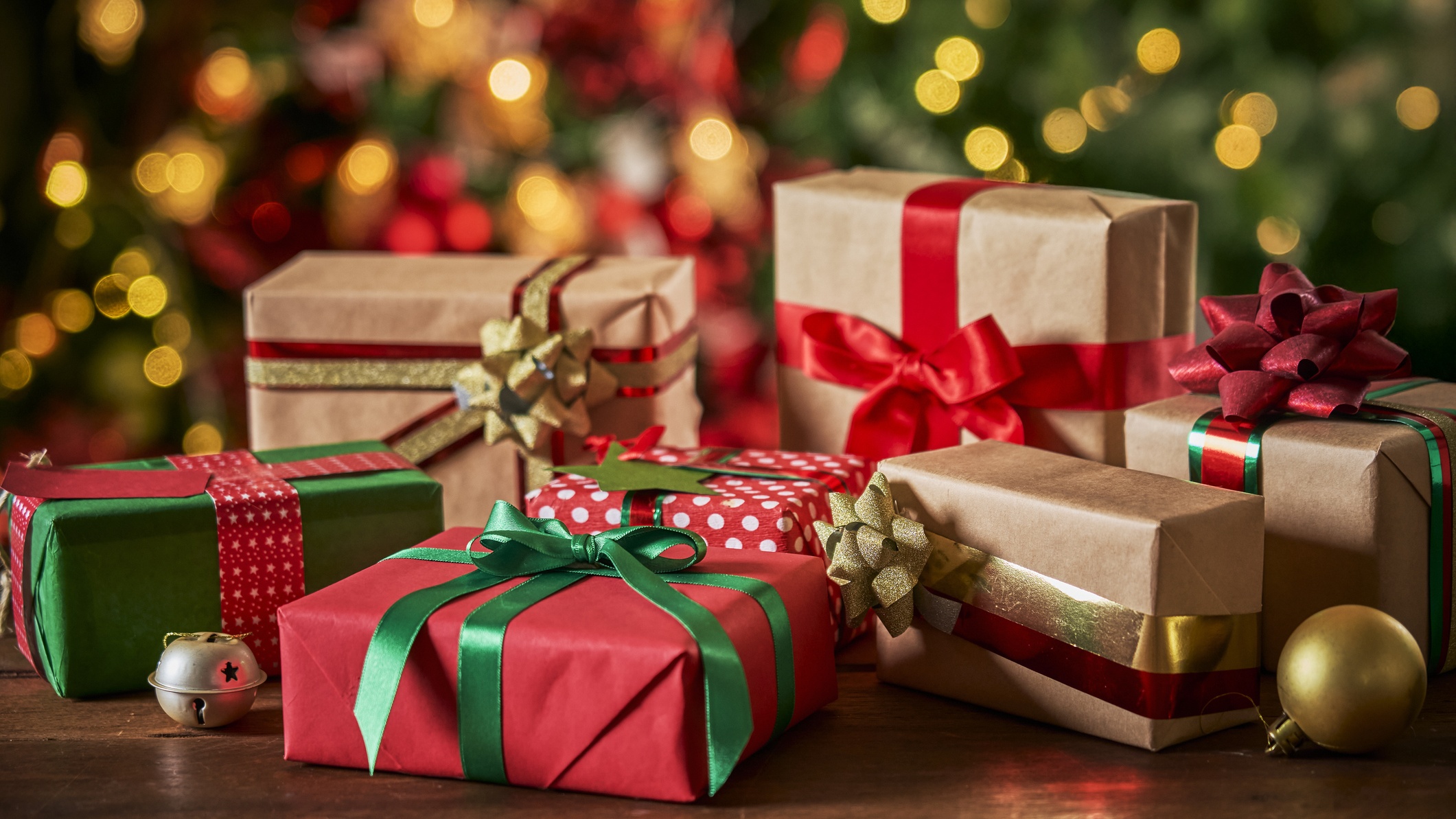 Miért éppen a Jézuska hozza az ajándékot? Egyáltalán miért ajándékozunk karácsonykor?