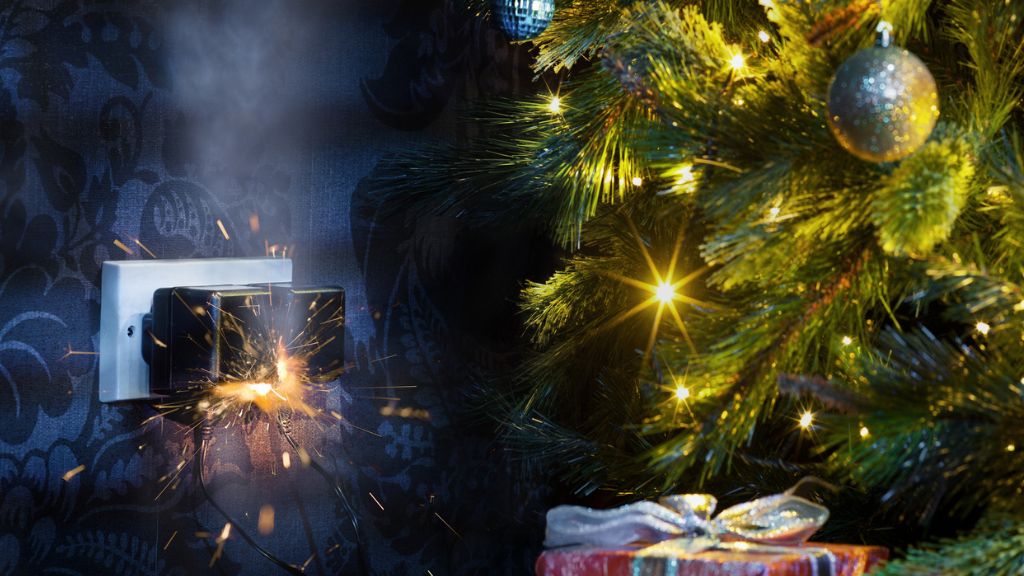 kigyulladó elektromos konnektor a karácsonyfa mellett