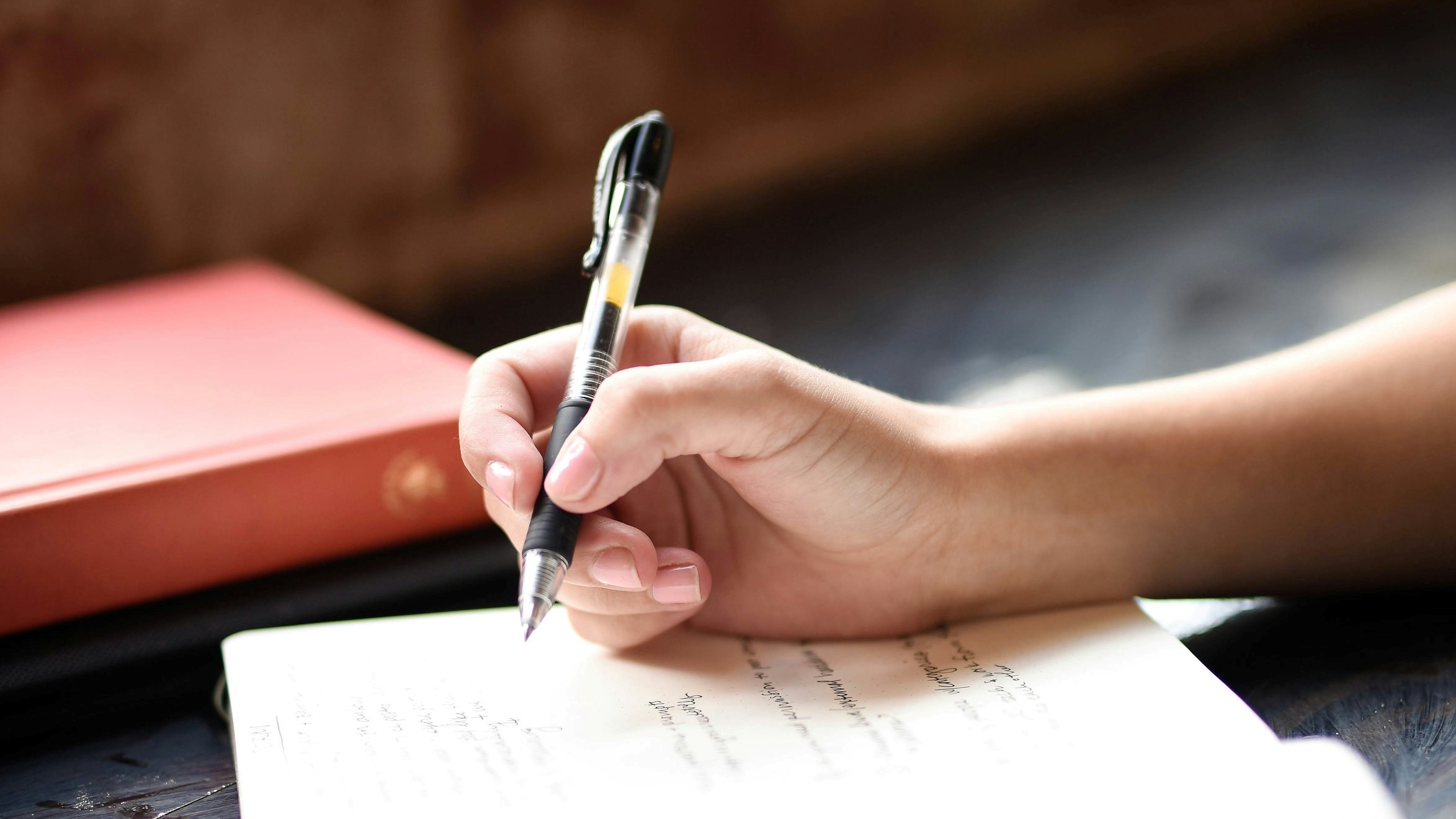 Egy nő naplót ír tollal