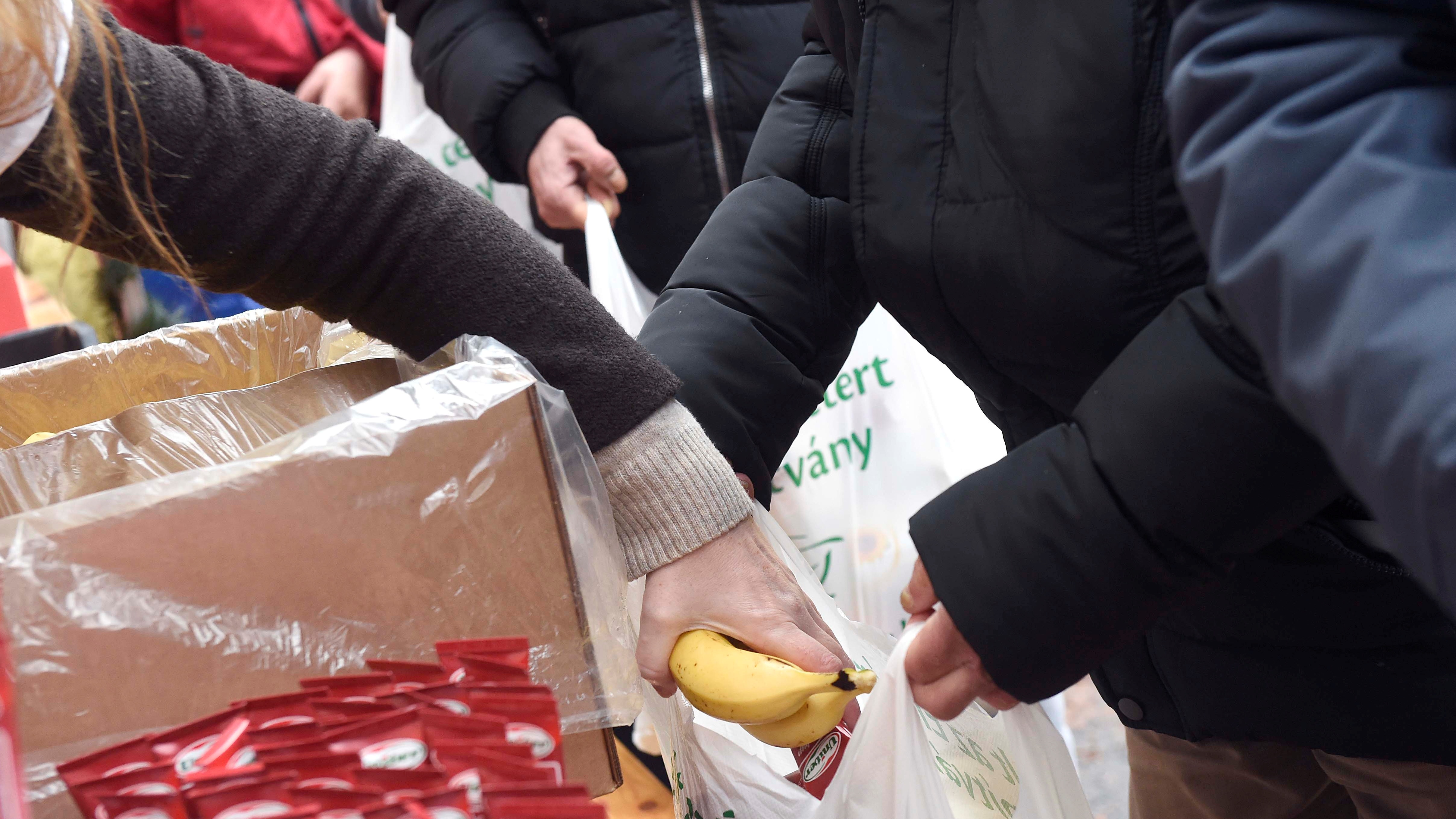 Krisnás ételosztás