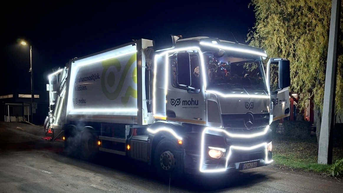 Feldíszített kukásautó karácsonykor 