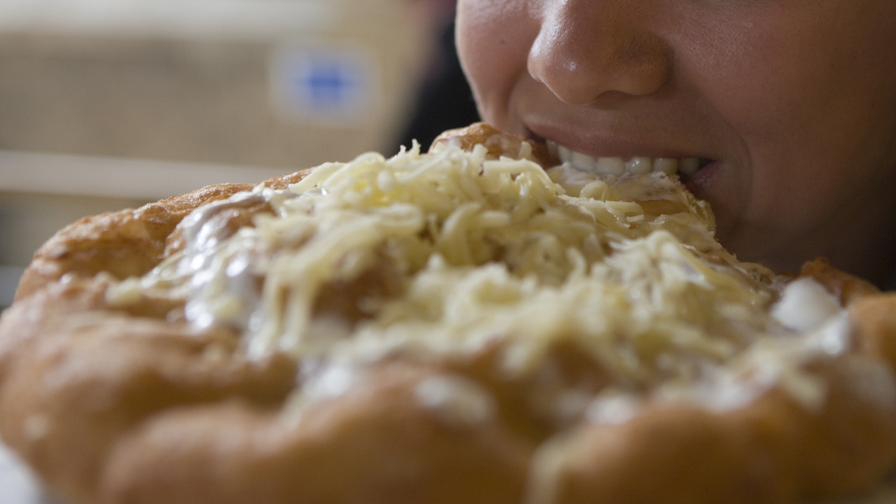 Ennyibe kerül a magyar lángos Németországban, de a tejföl helyére valami teljesen mást tesznek