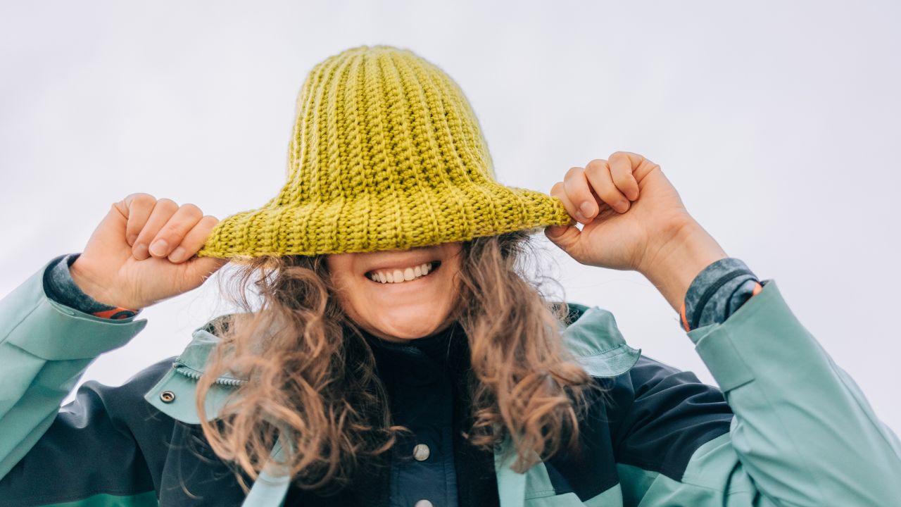 Lány sapkát a szemére húzza