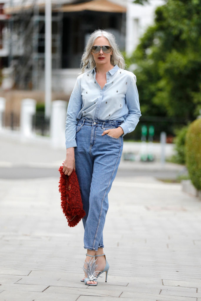 Farmert viselő nő az utcán