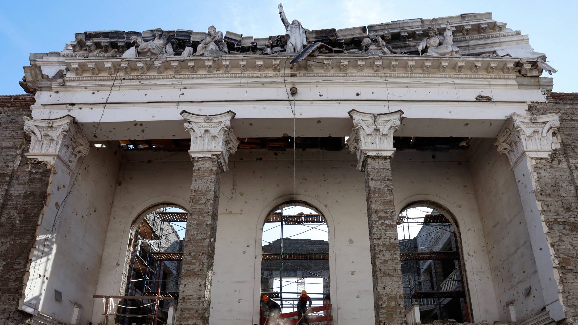 Pár éve még családokat öltek halomra az épületben, most puccos partin táncolnak a vendégek ugyanott