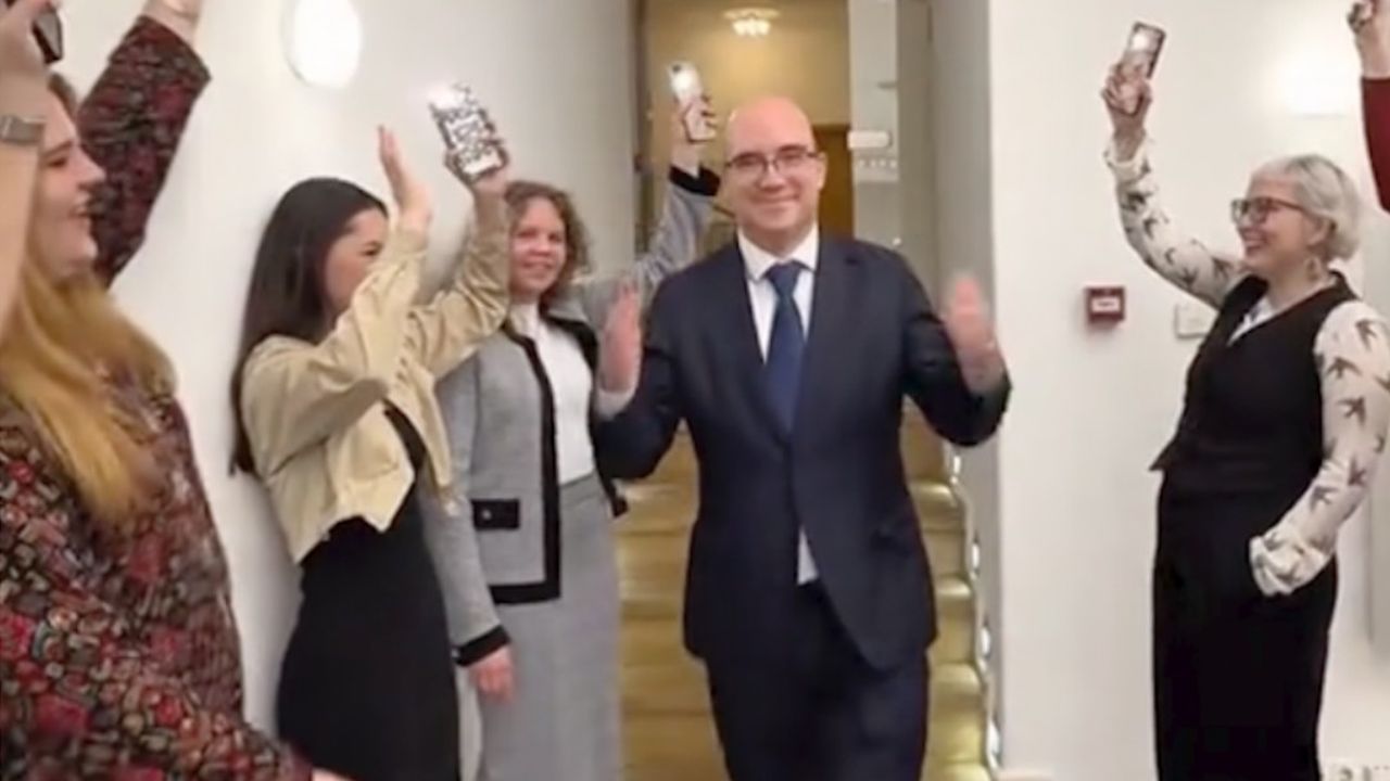 Elképesztően ocsmány szövegű dalt kevertek az oktatásért felelős államtitkár videója alá