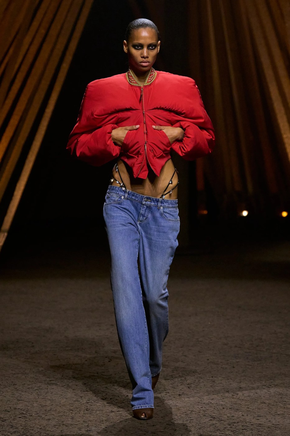 McQueen divatbemutató egyik modellje a kifutón