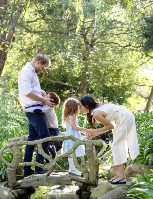 Meghan Markle és Harry herceg eddigi legintimebb családi fotójukat adták közre