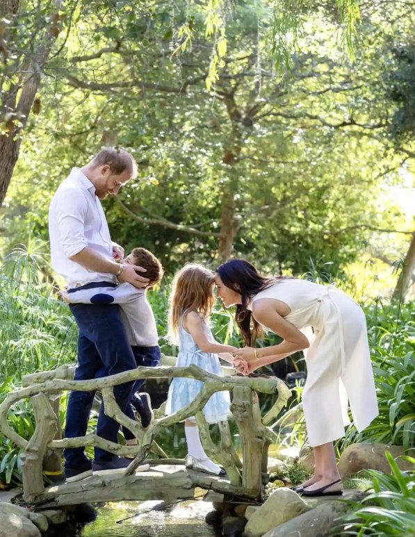 Meghan Markle és Harry herceg eddigi legintimebb családi fotójukat adták közre