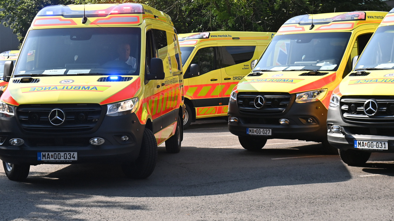 mentőautó - fotó: MTI/Bruzák Noémi