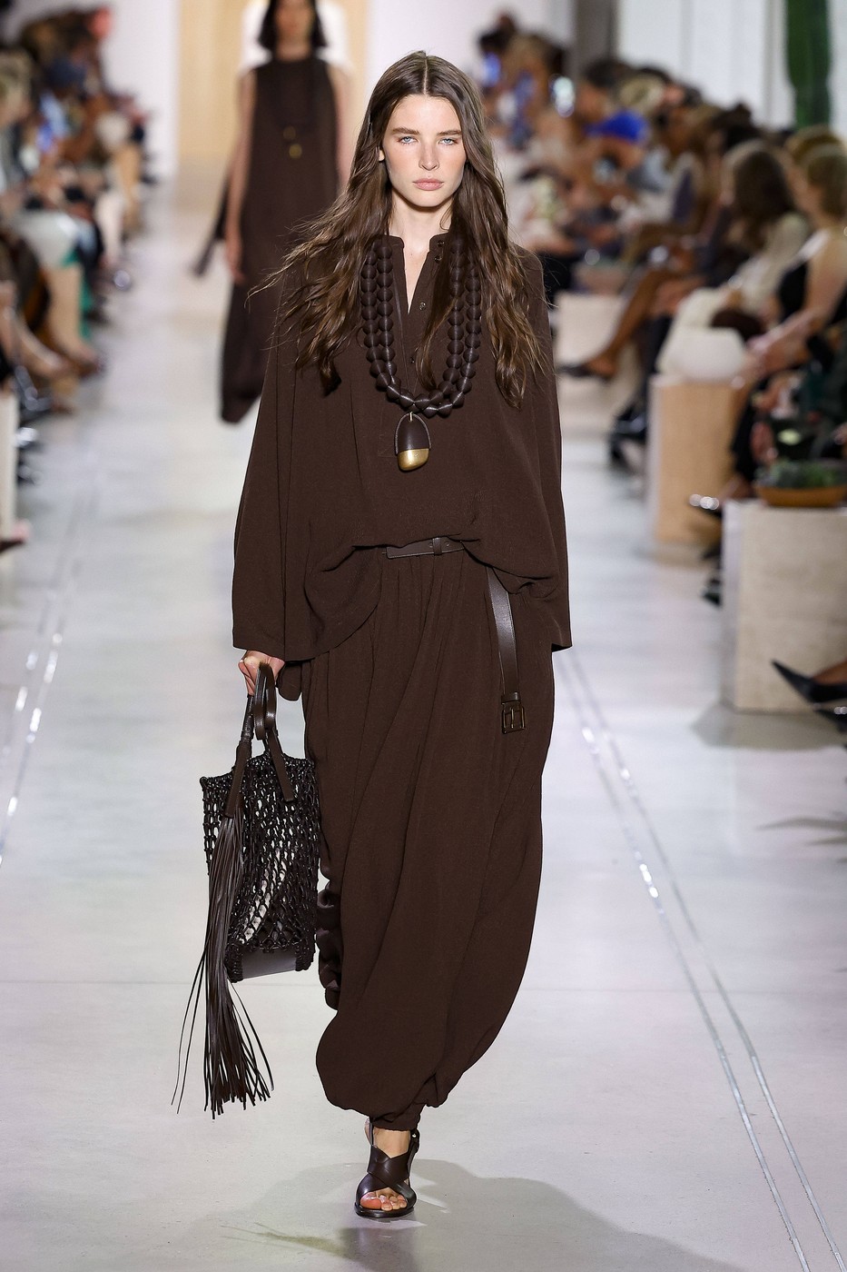 Michael Kors divatbemutató egyik modellje a kifutón