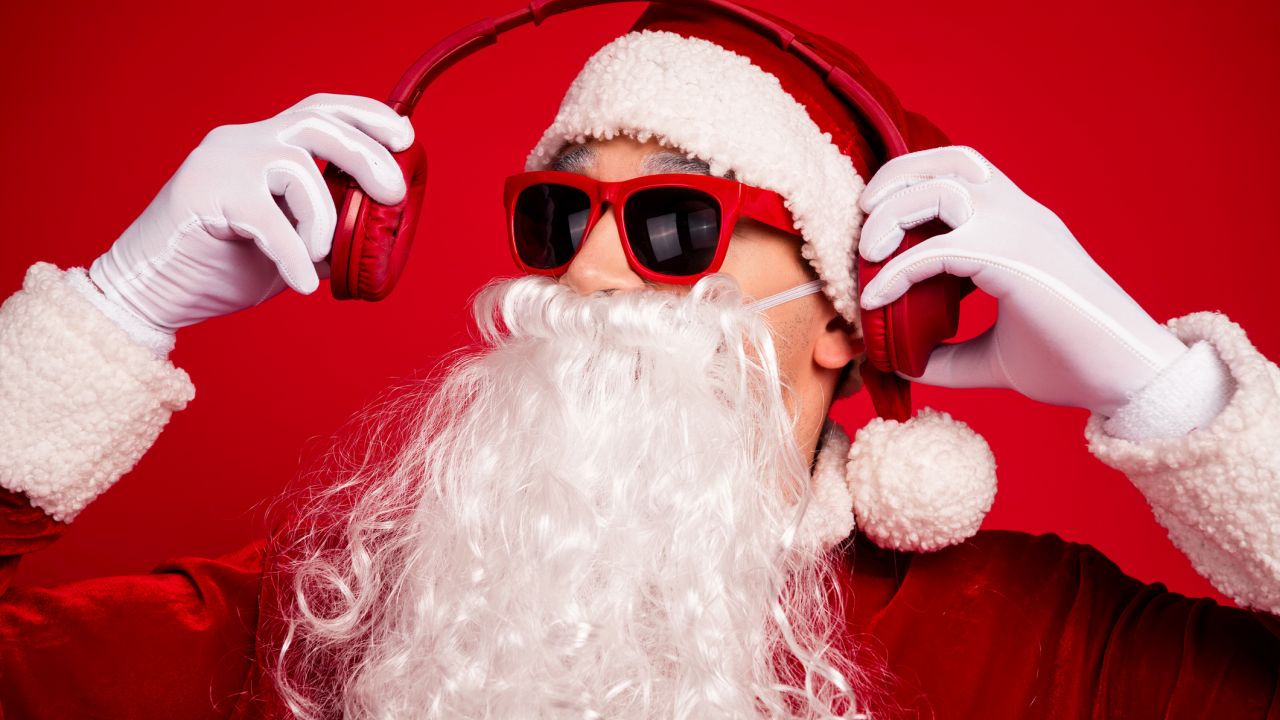 Mikulás napszemüvegben fülhallgatóval
