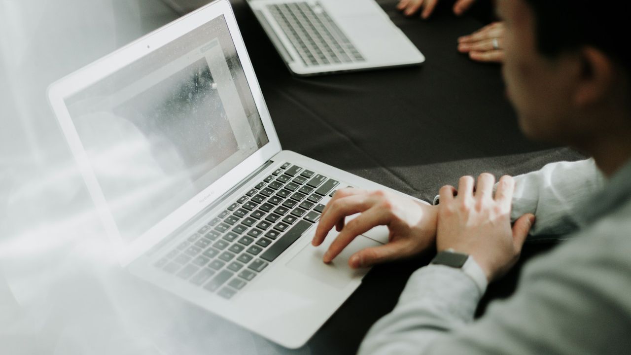 munkahely, laptop, fotó: Unsplash