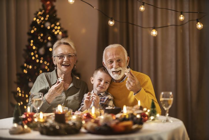 Nagyszülők unokával sütiznek
