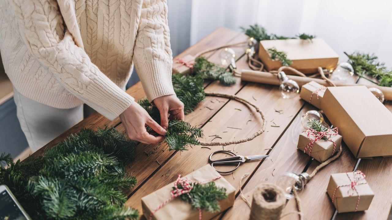 Nő adventi koszorút készít