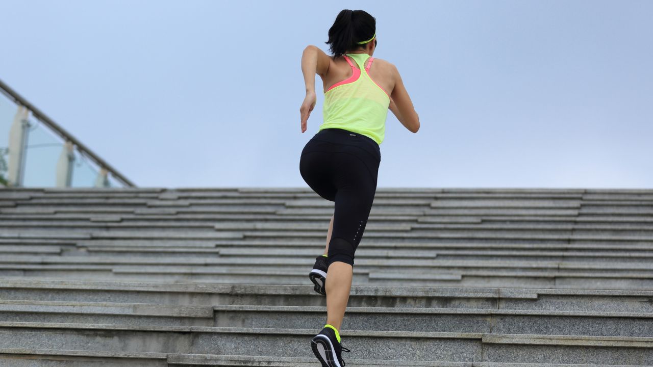 Nő fut lépcsőn felfelé