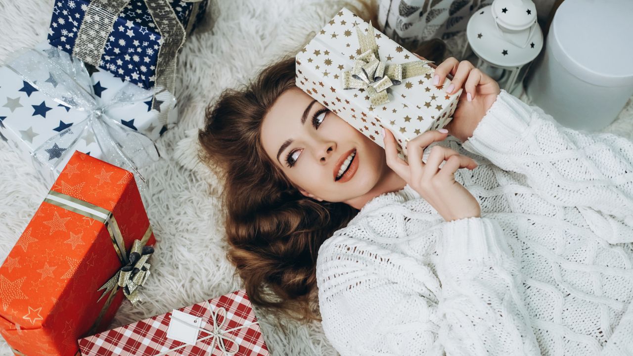 Nő karácsonyi ajándékcsomagokkal