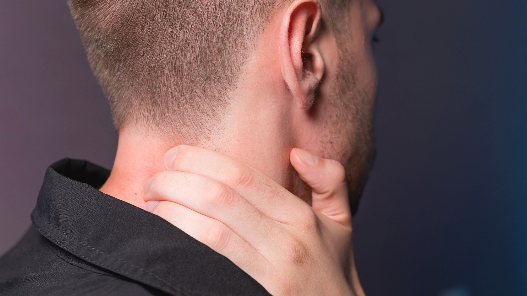 Ezt jelenti, ha feszült pillanatokban a nyakad dörzsölöd – a pszichológia szerint