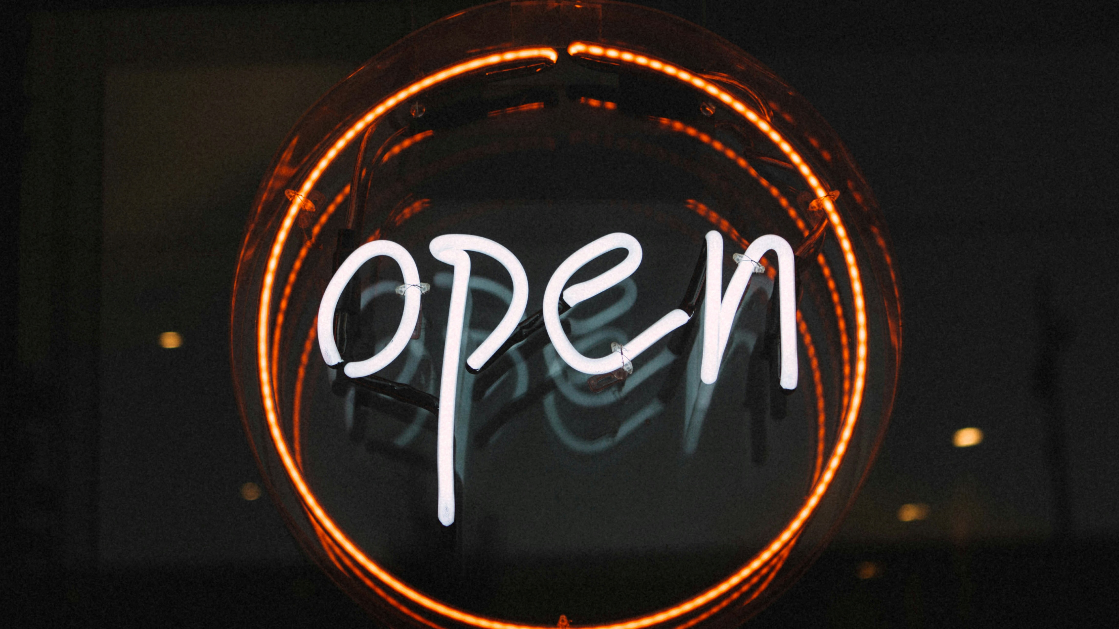 Így alakul az üzletek nyitvatartása szilveszterkor és újévkor