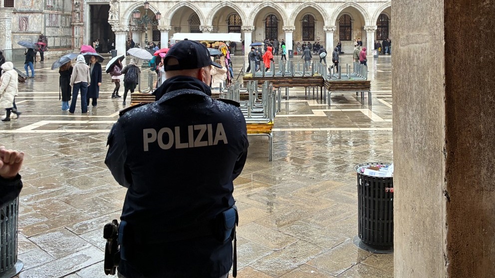 Elfogták Olaszországban azt a férfit, aki egy betlehemi jászolban, mozdulatlan szobornak álcázva próbált elrejtőzni