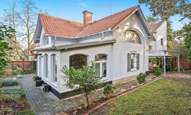 Itt a hirdetés, ennyiért árulja a házát Orbán Viktor szomszédja!