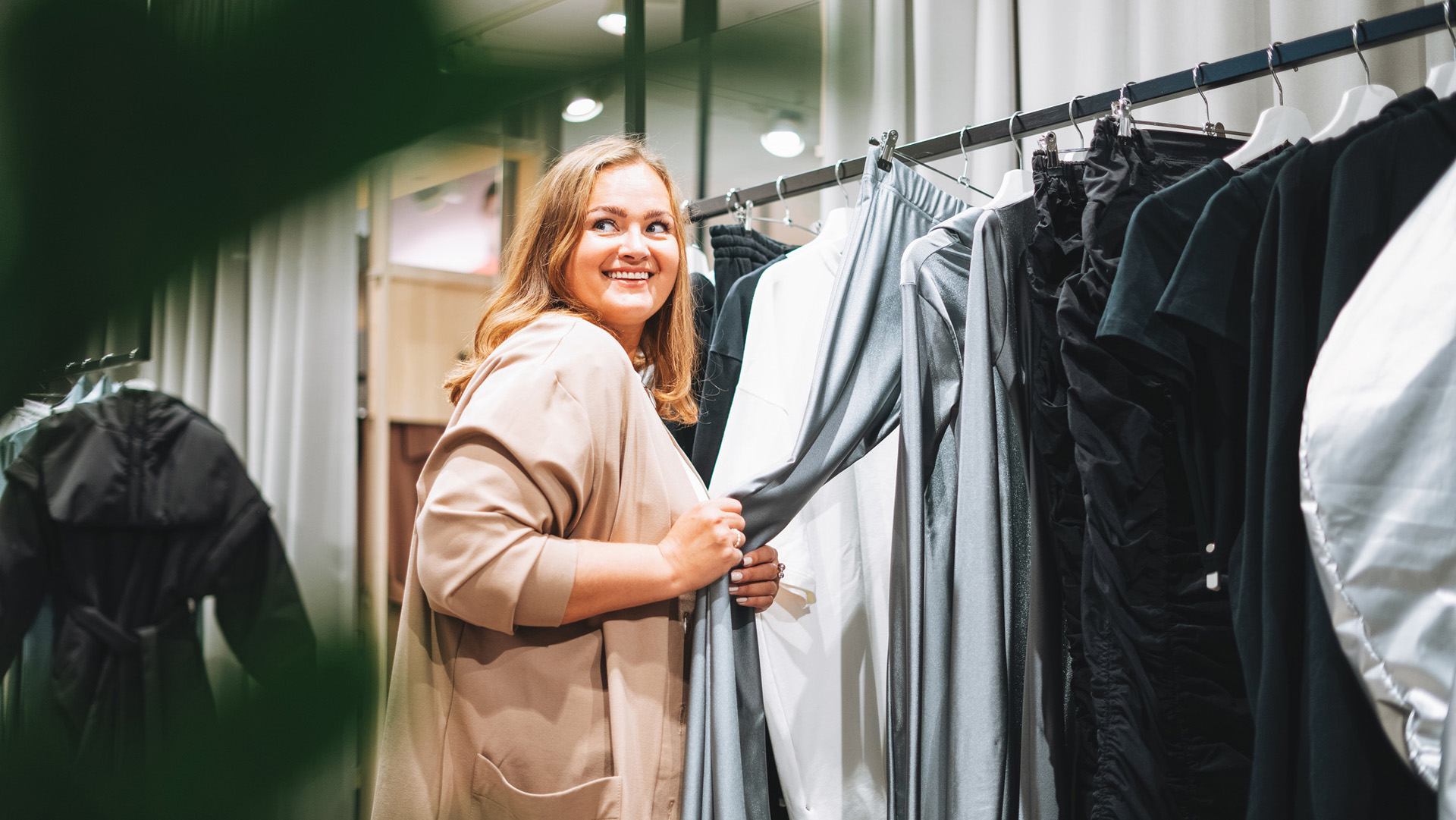 Igény van, választék nincs: ezért nem találsz az ünnepekre L-esnél nagyobb méretű ruhát