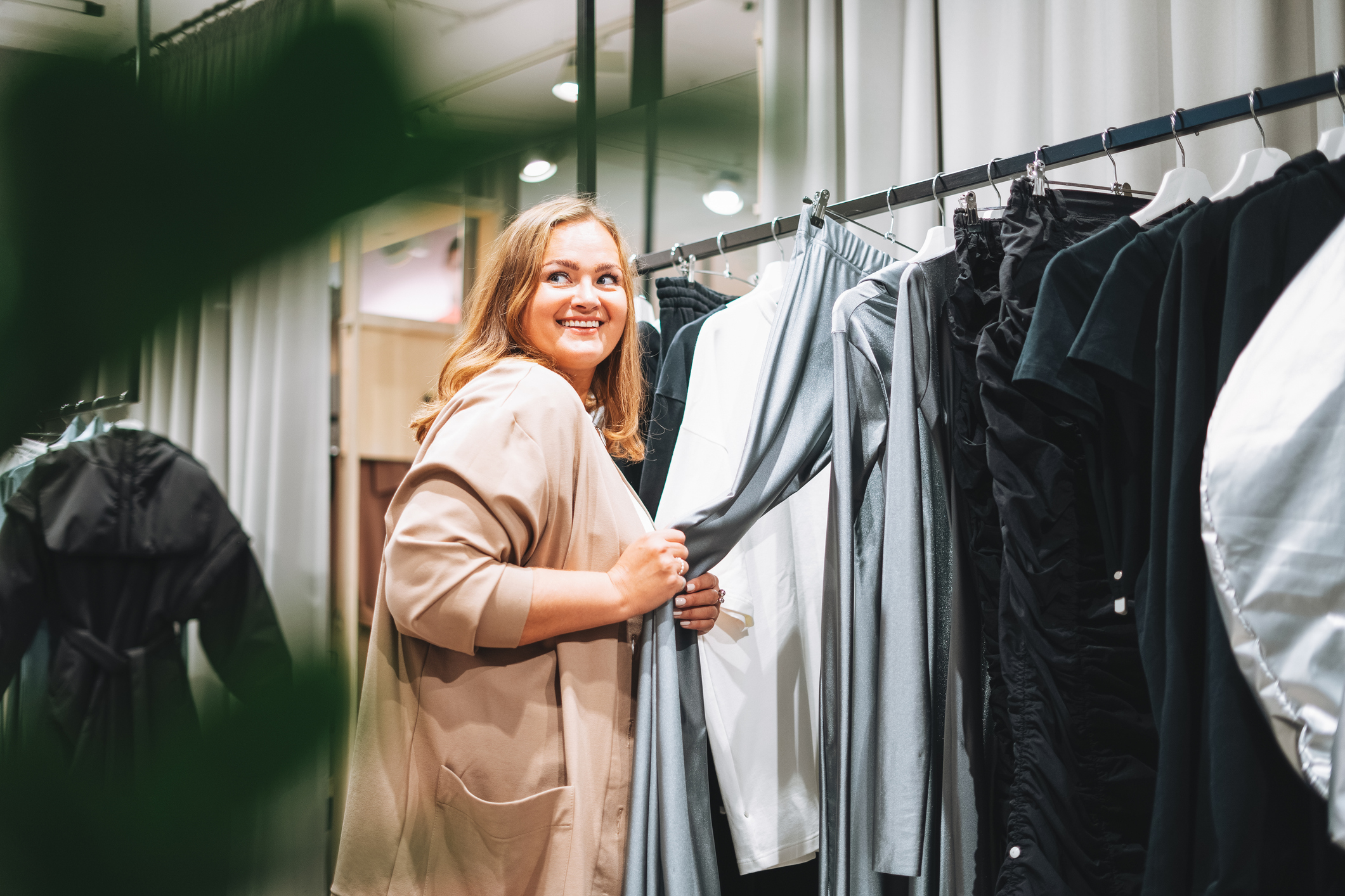 Plus size nő ruhaboltban vásárol