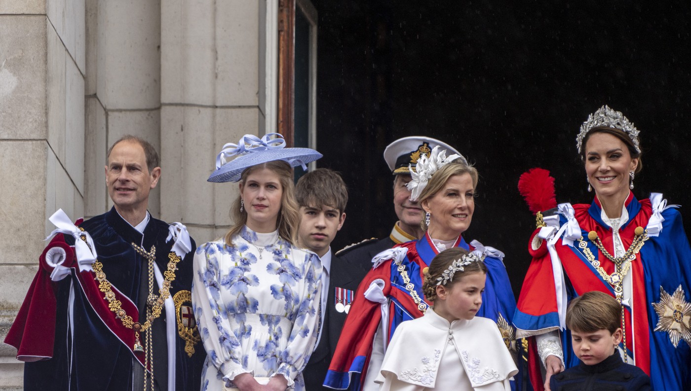 Jakab a nővére mögött III. Károly koronázásán.