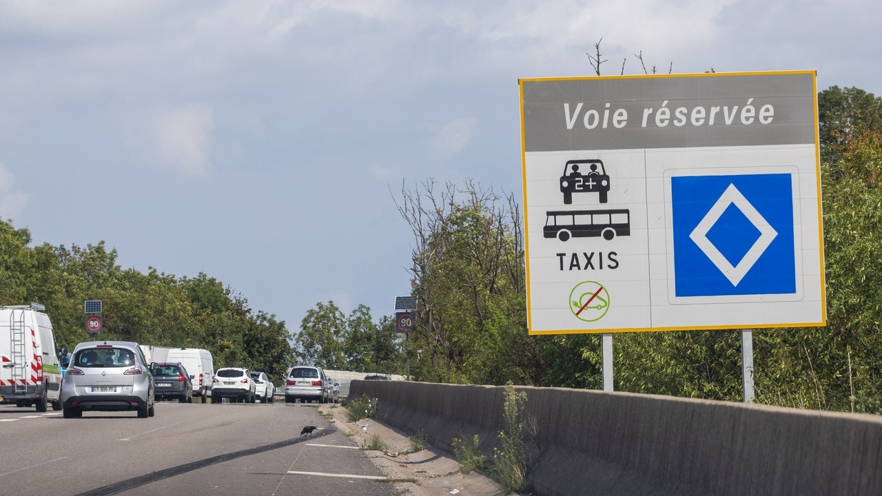 Új közlekedési táblát vezettek be. Mit jelent a rombusz alakú tábla?