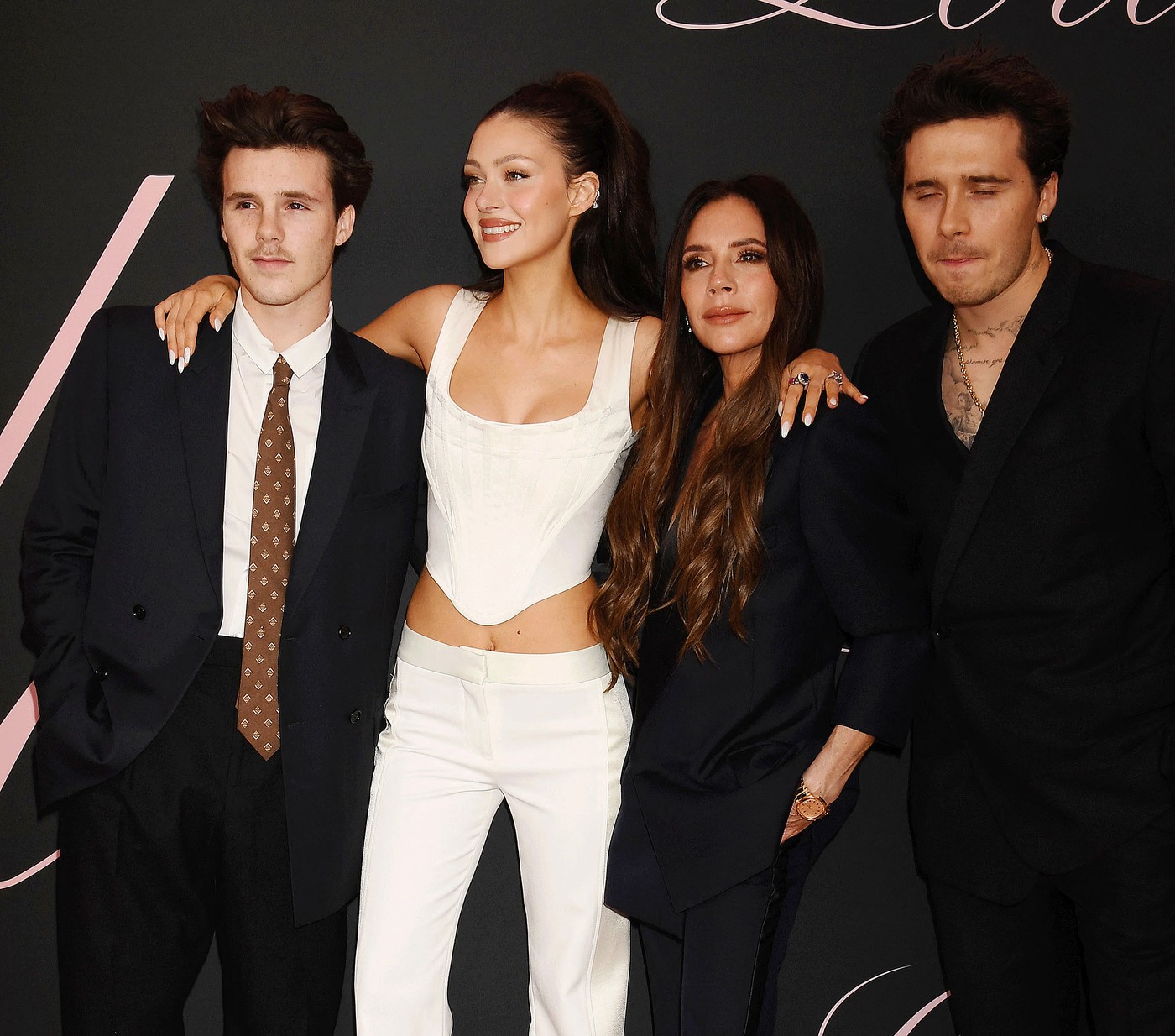 Cruz Beckham, Nicola Peltz Beckham, Victoria Beckham és Brooklyn Peltz Beckham 2024-ben.