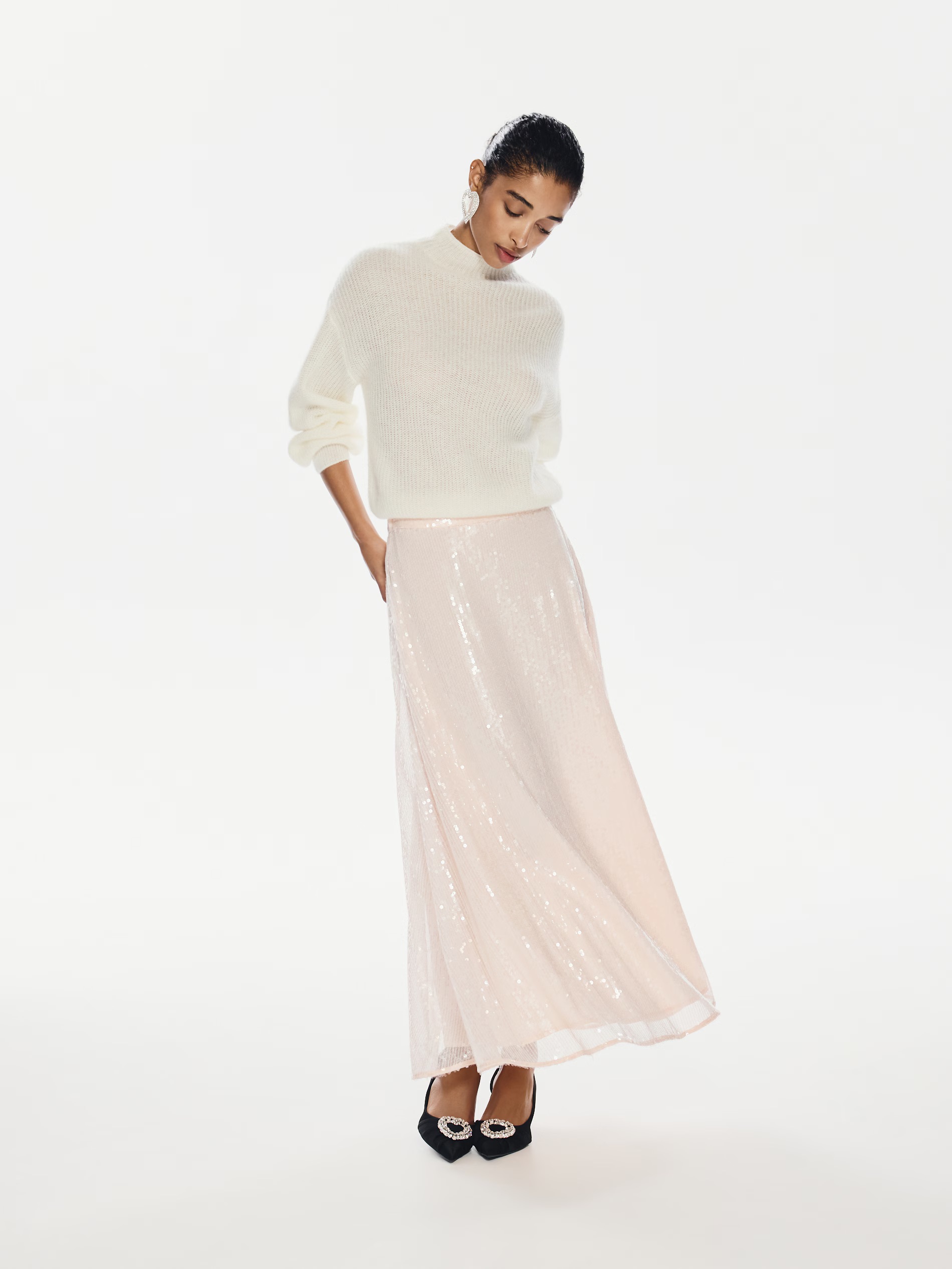 Ünnepi öltözéket viselő modell