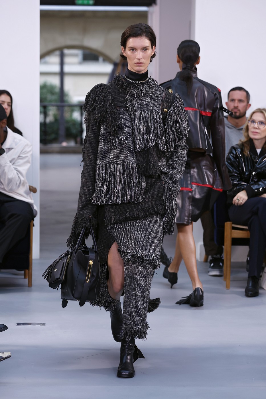 Sacai divatbemutató egyik modellje a kifutón