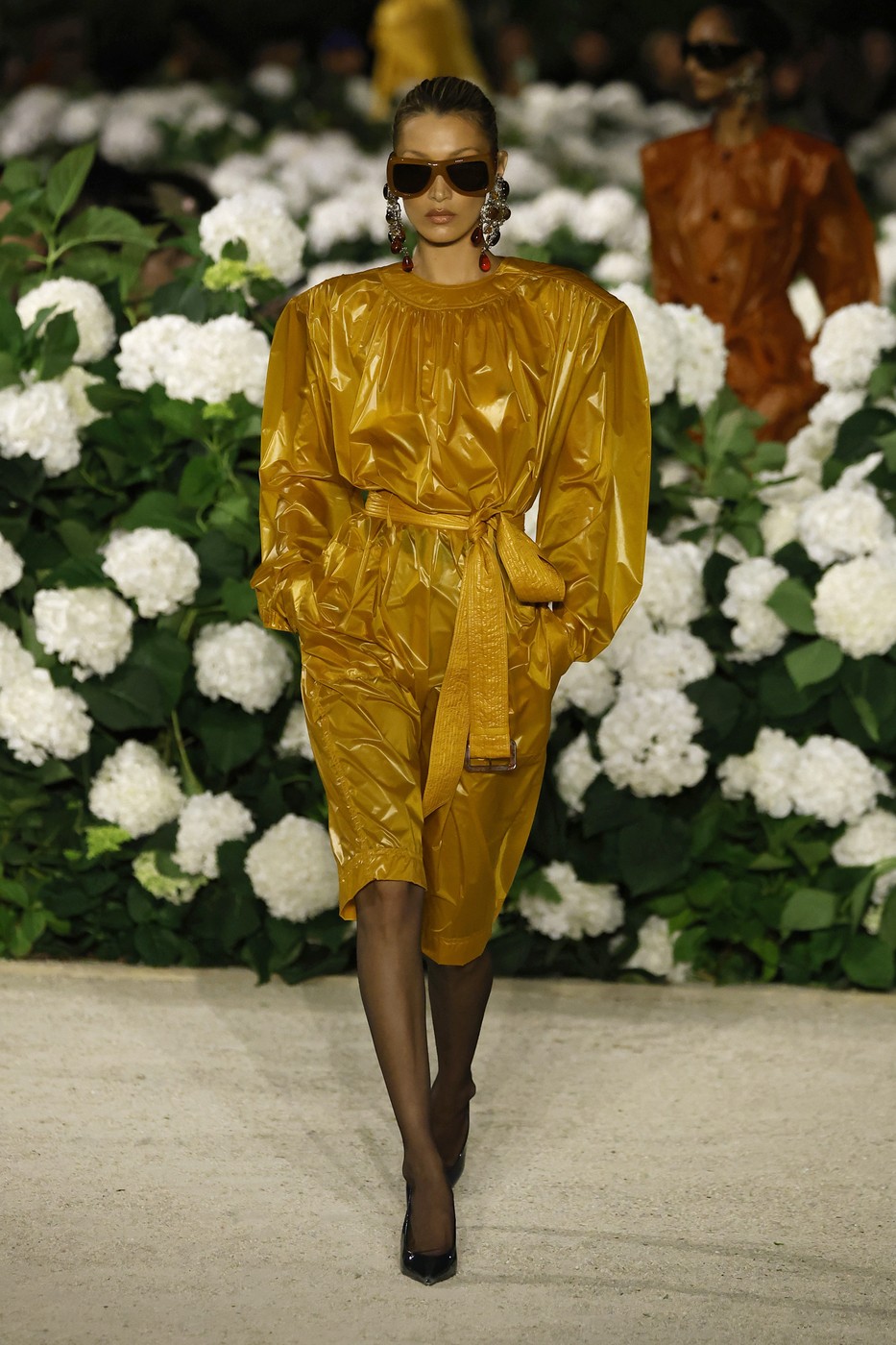 Saint Laurent divatbemutató egyik modellje a kifutón