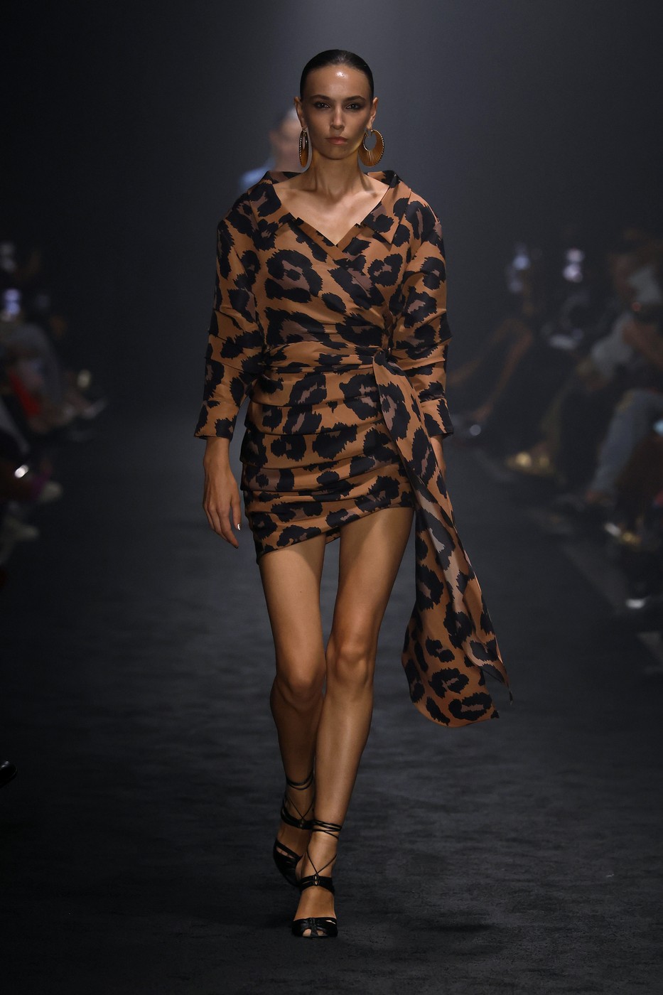 Sergio Hudson divatbemutató egyik modellje a kifutón