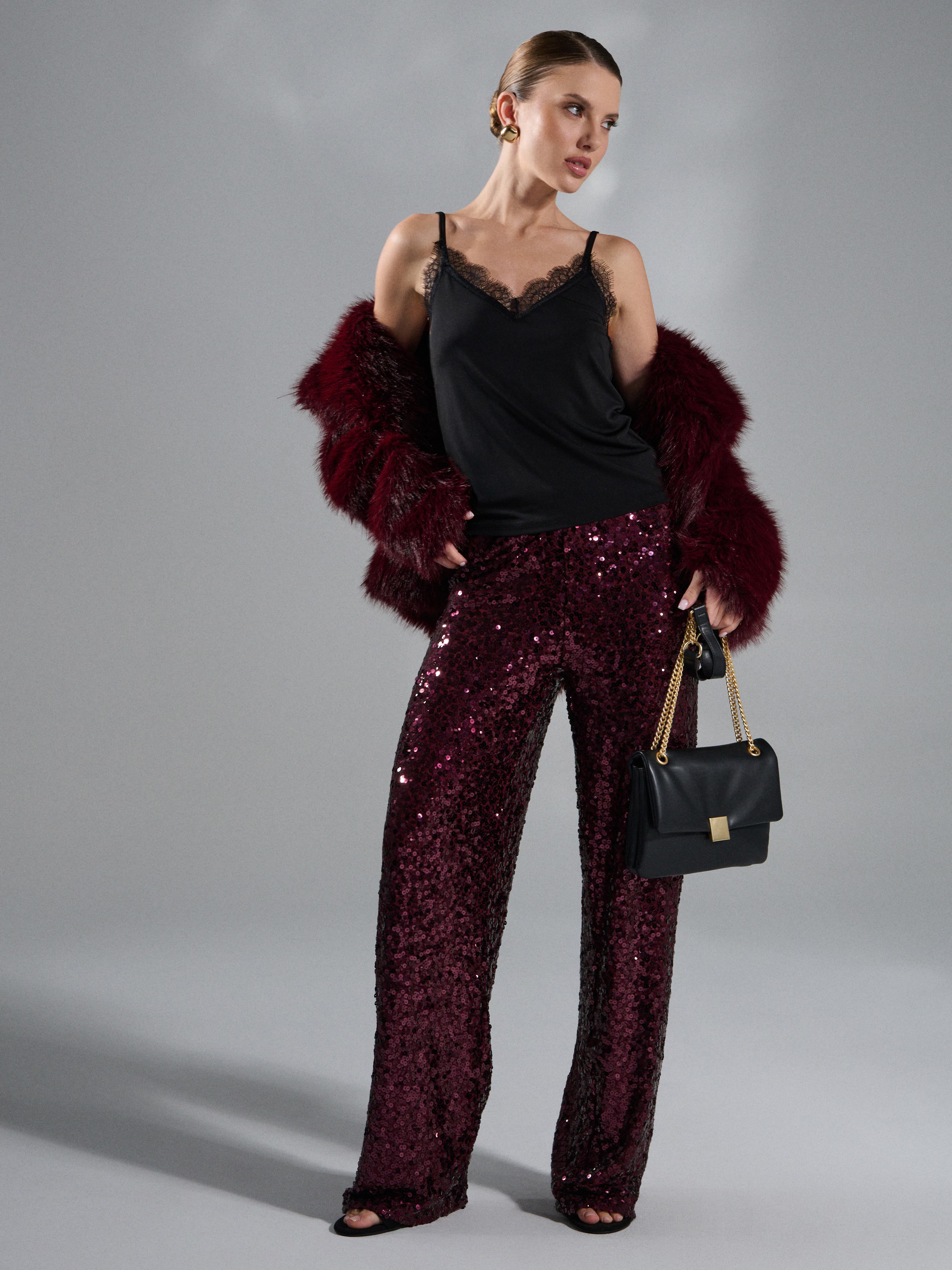 Ünnepi öltözéket viselő modell