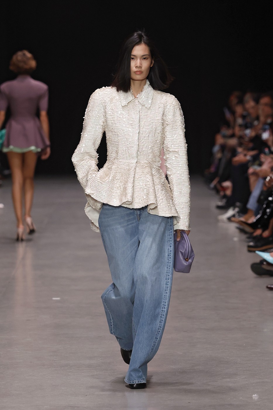 Stella McCartney divatbemutató egyik modellje a kifutón