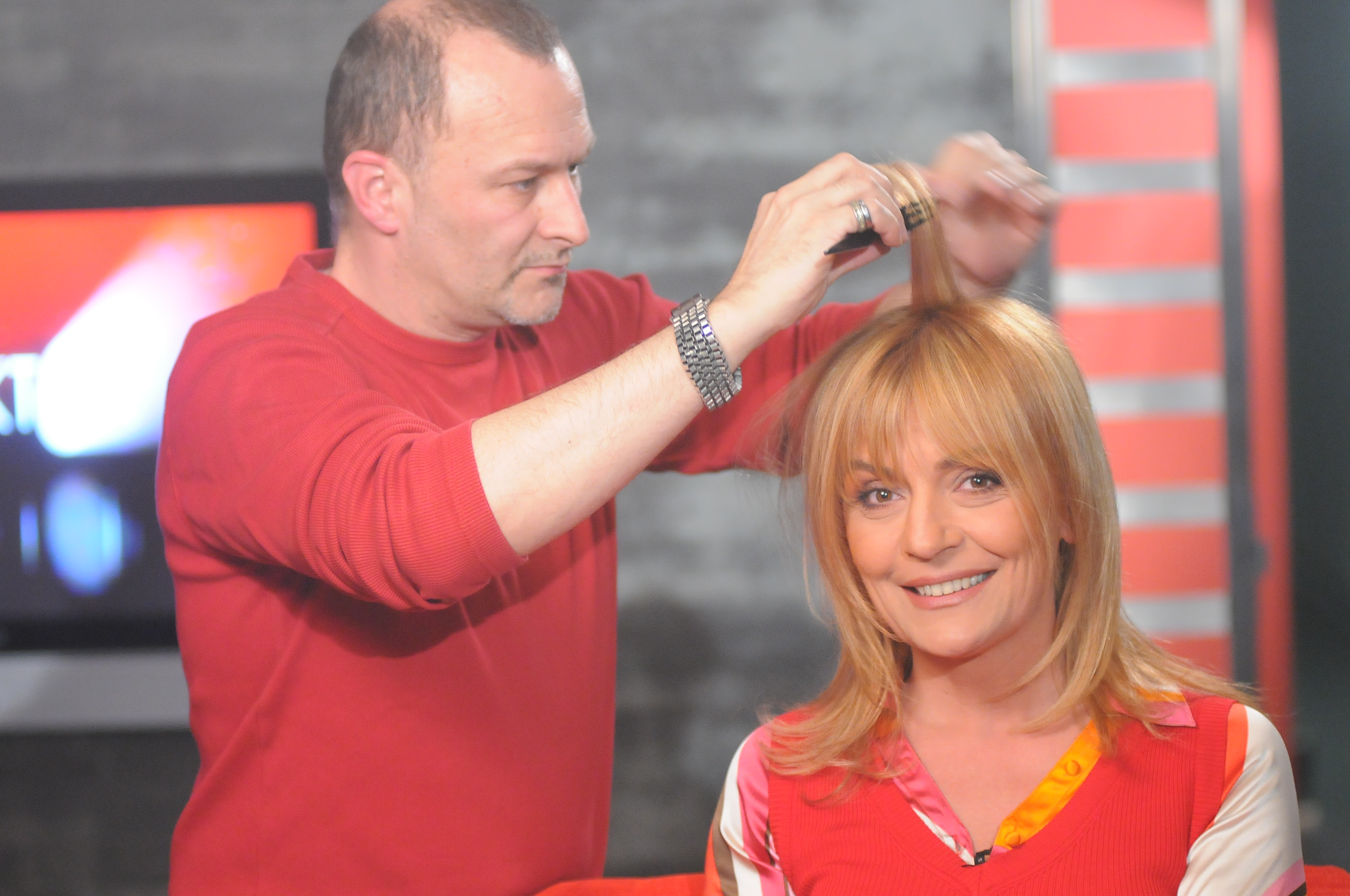 Szily Nóra haját csinálja egy fodrász