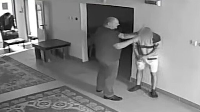 Bottal veregette a nyakon fogott fiatal fejét a Szőlő utcai javítóintézet egyik dolgozója