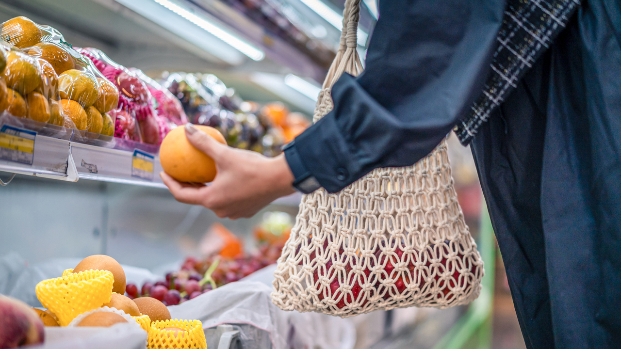 Tisztázták az üzletláncok: pakolhatunk-e saját táskába bevásárlás közben