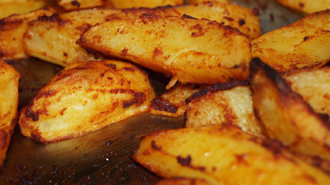 A tepsis krumpli igazán ropogós lesz: csak egyetlen hozzávalót kell hozzáadni